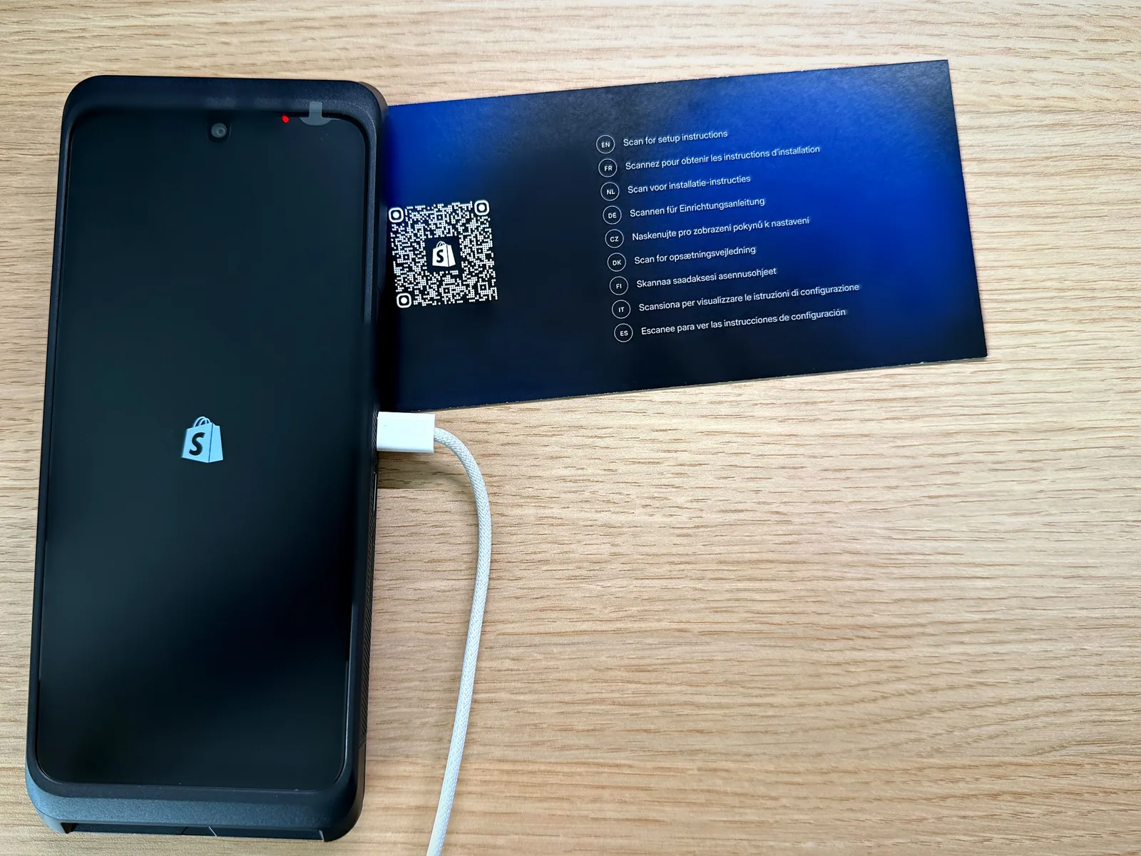 Shopify Victa Mobile beim Start von Shopify POS, daneben die Einrichtungskarte mit QR-Code