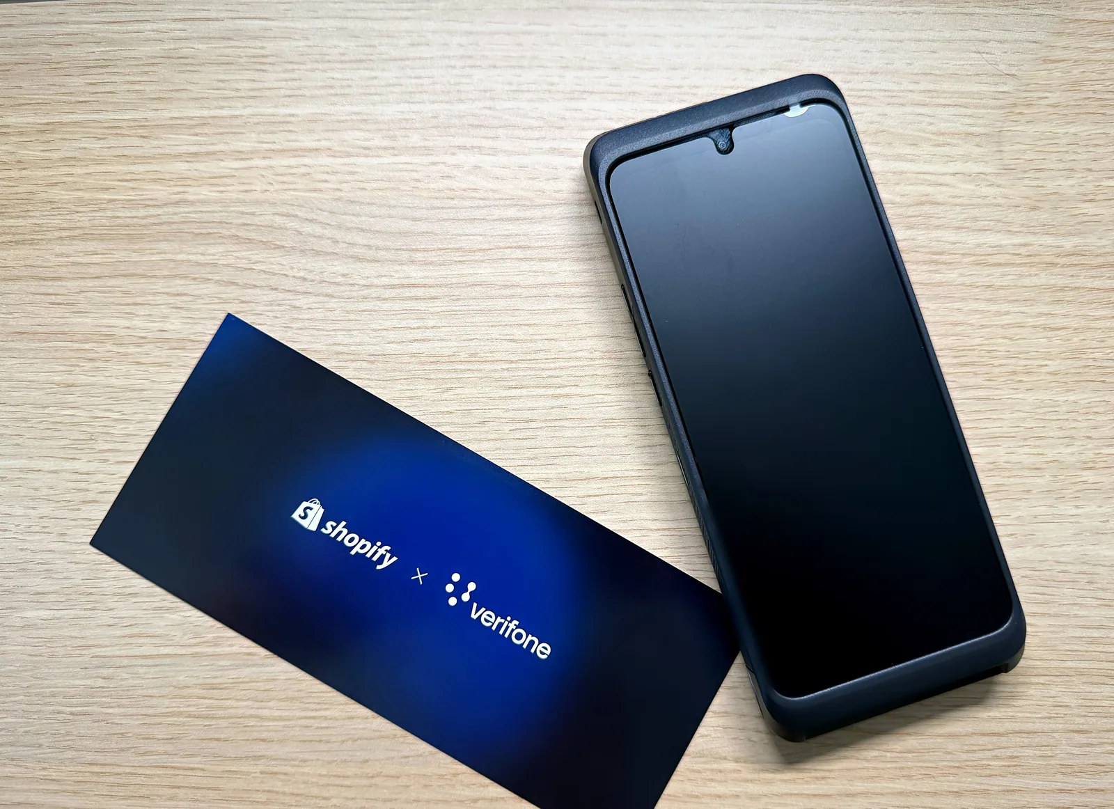 Shopify Victa Mobile beim Unboxing mit der Shopify-x-Verifone-Karte